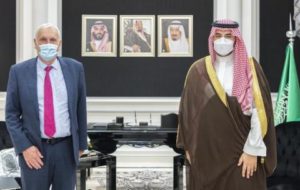 خالد بن سلمان يبحث مع المبعوث البريطاني التعاون الدفاعي