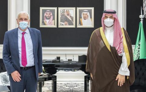 خالد بن سلمان يبحث مع المبعوث البريطاني التعاون الدفاعي