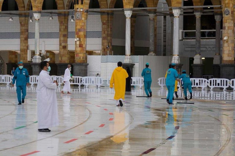 “شؤون الحرمين” تكثِّف جهودها لإزالة آثار الأمطار الغزيرة بالمسجد