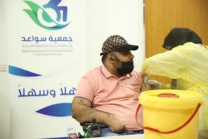 شاهد من الشرقية.. تطعيم ذوي الإعاقة المسجلين بـ”سواعد” بلقاح كورو