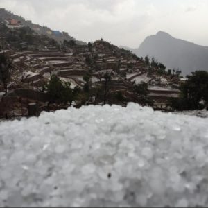 بالصور .. شاهد الأبيض يكسو جبل الحشر شرق جازان