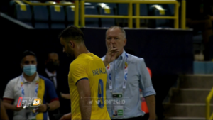 شاهد بالصور.. غضب “مينيز” مدرب “النصر” من “عبد الرزاق حمدالله” أث