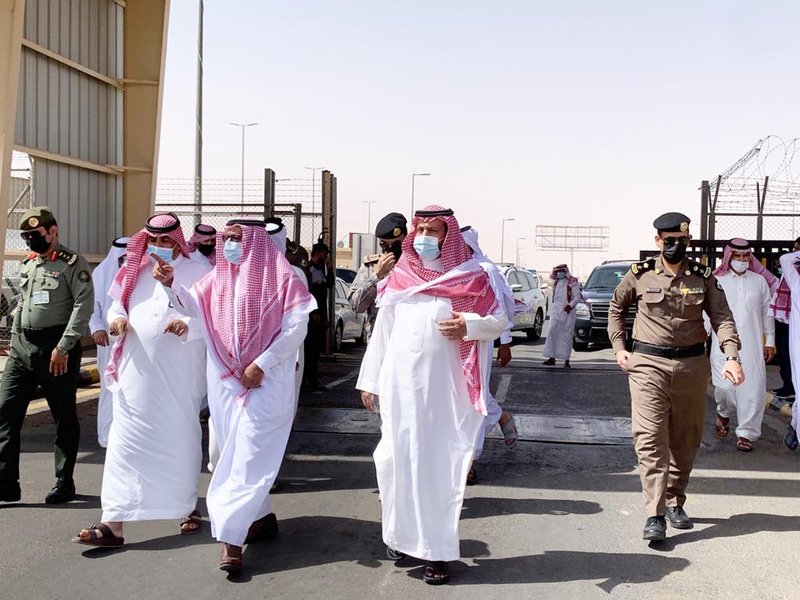 محافظ شرورة يتفقد سير الخدمات الأمنية والجمركية بمنفذ الوديعة