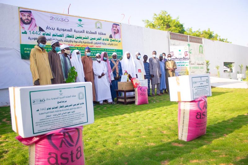 بالصور.. المعهد الإسلامي بإقليم لوغا بالسنغال يوزع 600 سلة غذائية