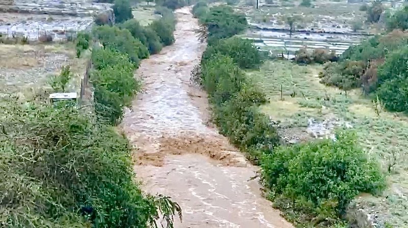 بالفيديو.. أمطار النماص تشكّل مناظر خلابة وشلالات نسيل الأودية