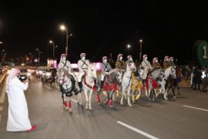 شاهد.. مسيرة بالخيول لتدشين انطلاق حملة “ممتثل عشان أحب الطائف”