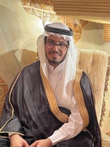 “الشريف” يحتفل بتخرج ابنه طبيباً