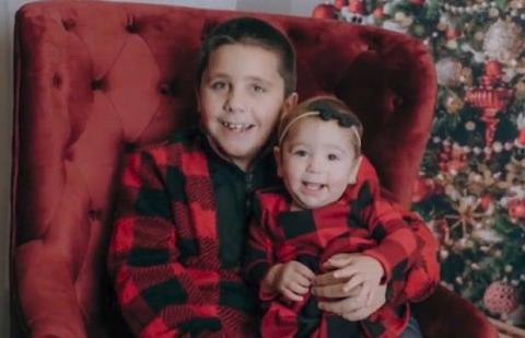 طفل في الثامنة ينقذ أخته الصغيرة من الاختناق بتقنية تعلمها من «جون سينا»