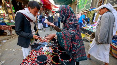 يمنيون يبحثون عن غاز الطهي في صنعاء ويتهمون الحوثيين باحتكاره