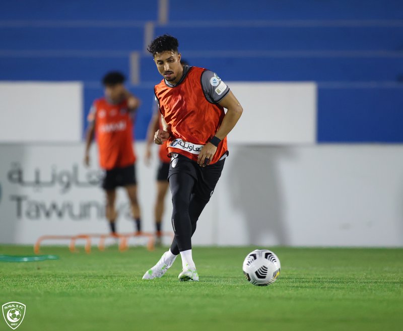 سالم يشارك في تدريبات الهلال .. و”مورايس” يقود الفريق “رسميًا”