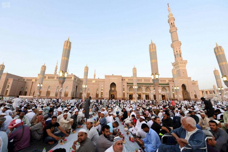 “الإفطار” في رحاب المسجد النبوي بين شوق الماضي وضرورات “كورونا”