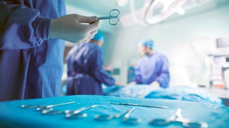 بالمنظار.. فريق طبي بجازان ينقذ طفلًا رضيعًا ابتلع 3 قطع معدنية