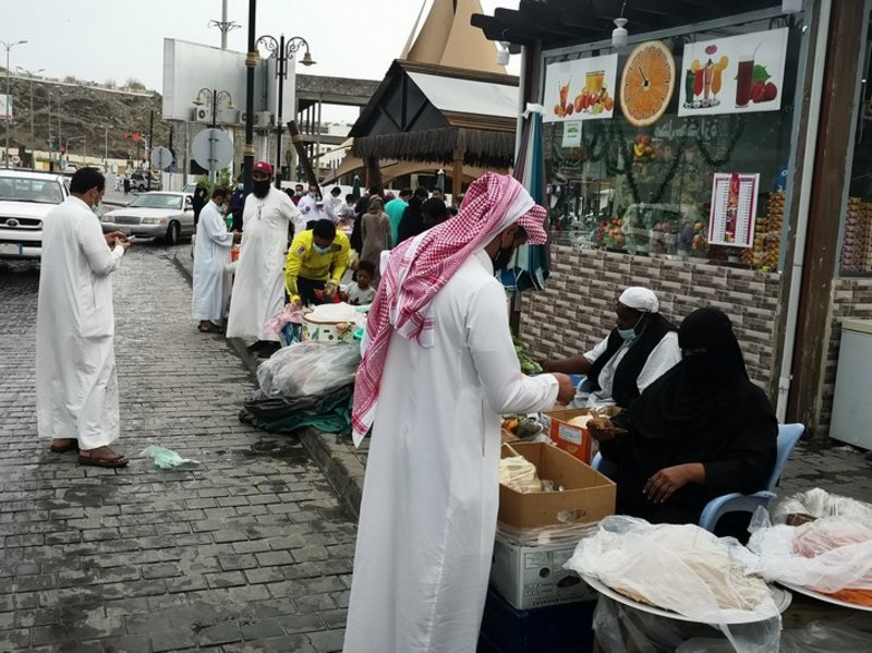 شاهد.. كورونا تعيد الحياة للسوق الشعبي بـ”وسط محايل”