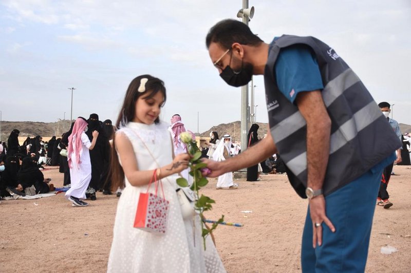 شاهد.. أمانة الطائف تعايد الأهالي بالورد والشوكولاتة