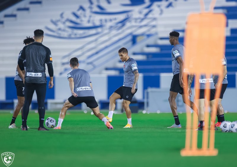 الهلال يفتح ملف مواجهة الأهلي المنتظرة .. والثلاثي يقترب من نهاية