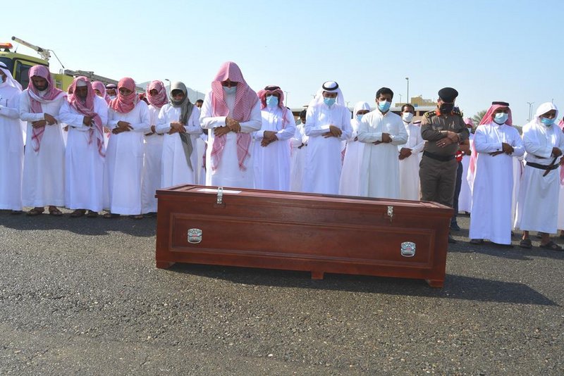 “محافظ محايل” يتقدم المصلين على شهيد الواجب “عمر عسيري”