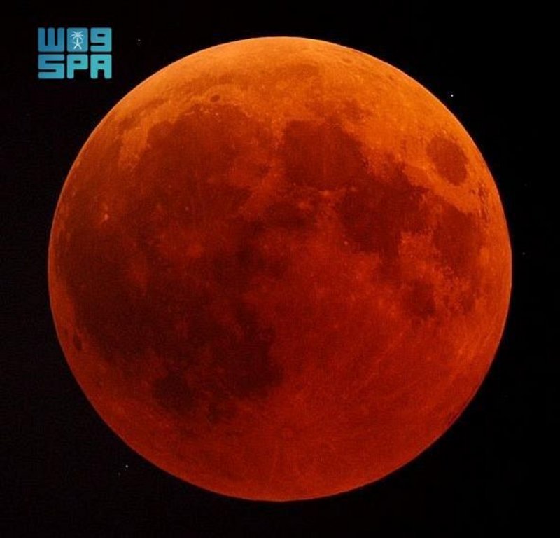 غير مشاهدَين بالمملكة.. خسوف للقمر وكسوف للشمس حول العالم