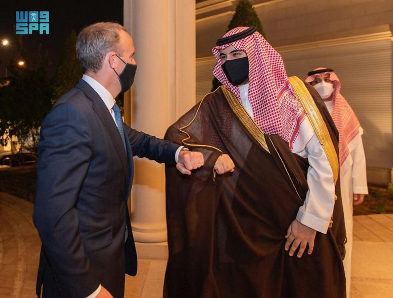 “خالد بن سلمان” يبحث مع وزير خارجية بريطانيا تعزيز الشراكة بالجوا