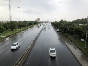 أمطار “الحوية” بالطائف تجذب الزوار للتنزه و”المدني” يحذر من الأود