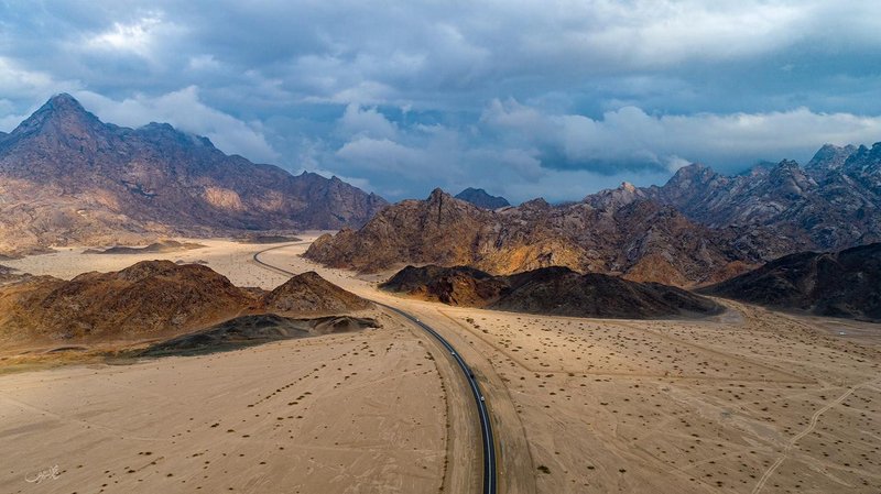 بالصور.. شاهد جمال الطبيعة في طريق جبل “رال” التاريخي بمحافظة الو