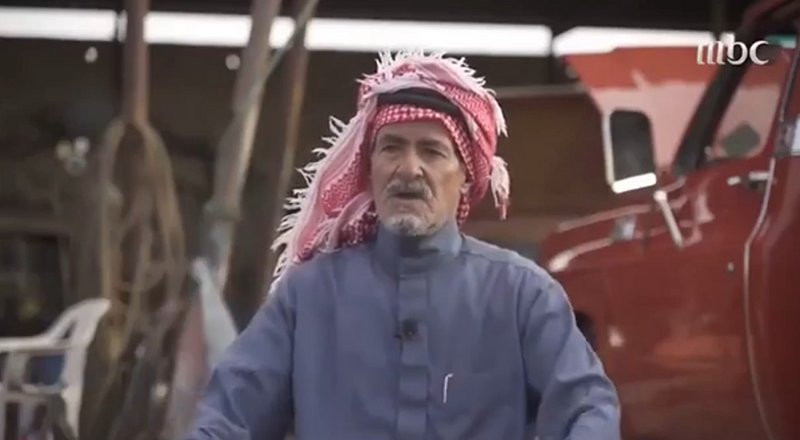 رغم تجاوزه الثمانين.. أقدم ميكانيكي سيارات في حائل ومن أمهرهم: أس