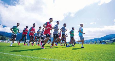 الهلال يعزز جهازه الفني بالبرتغالي فيليب