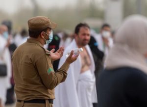 شاهد .. أبيا أن يمر دون ملامسة نفحاته.. الكاميرا ترصد رجلي أمن يل