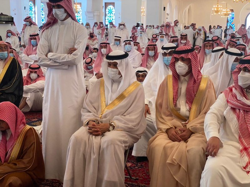 “سلطان بن سلمان” و”عبدالعزيز بن سلمان” يؤدّيان صلاة الجنازة على “