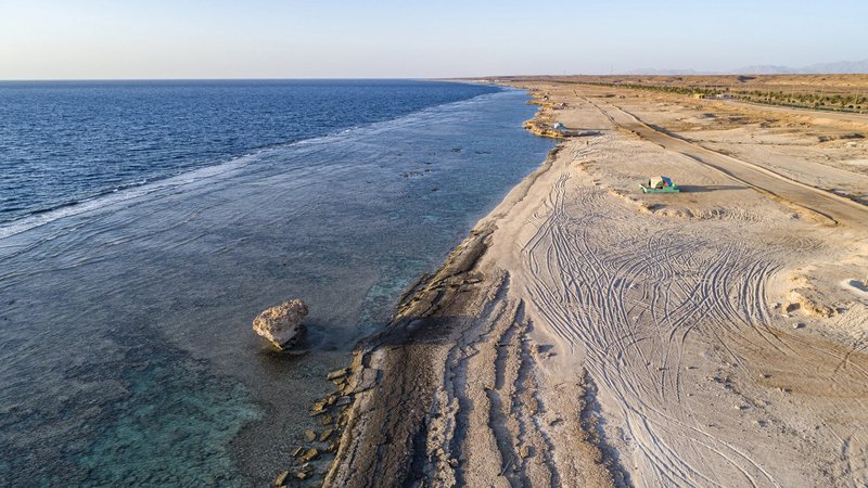 شاهد هذا الشاطئ “العجيب” في السعودية