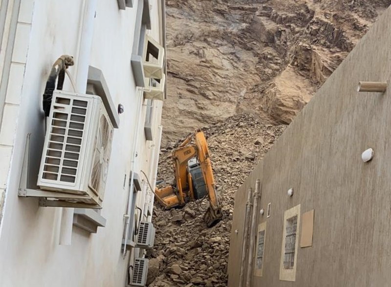 انهيار جبل بالمخواة .. نجاة قائد مجنزرة بأعجوبة ومطالبات بحماية ا