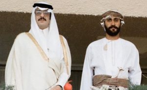 شاهد.. صورة تاريخية عمرها ٣٧ عاماً تجمع “سلطان عُمان” بـ “فيصل بن