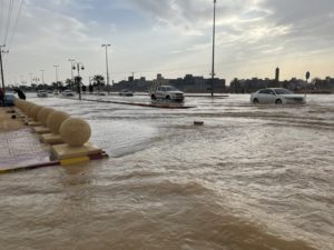 شاهد.. “سيول الأفلاج” تحوّل طرقاتها إلى أودية وتُخرج الأهالي مبكر