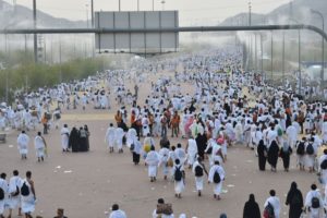 الحجاج ينفرون إلى مزدلفة بعد الوقوف على صعيد عرفات