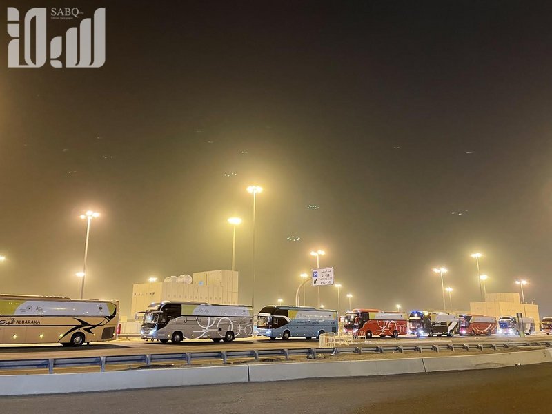 شاهد.. انسيابية مرورية كبيرة مع دخول حافلات الحجاج لمشعر مزدلفة