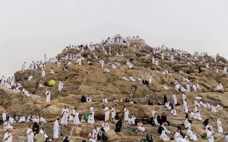 من المسؤول عن “شخابيط” جبل عرفات؟.. شاهد العبث الذي تحمله الصور!