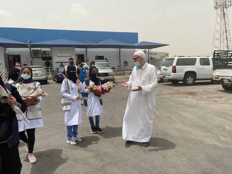 بالصور.. فريق “الصحة” يعايد الموجودين بالمسلخ الرئيس بجدة