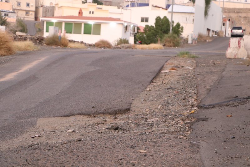 “سبق” ترصد معاناتهم.. أهالي “جبرة” الطائف: طُرقنا متهالكة.. واعتد