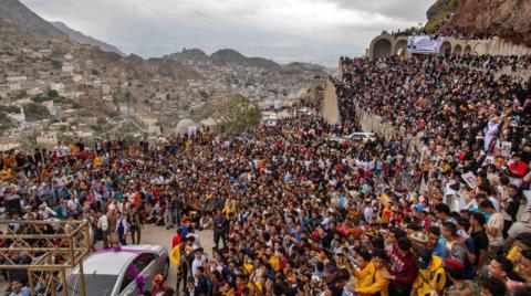 اليمنيون يبتهجون بالعيد في عدن وتعز رغم الحرب والفقر