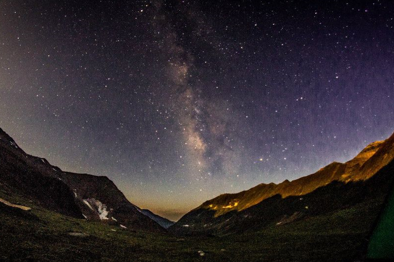 “الدجاجة” و”البط”.. اضرب موعدًا مع عناقيد “درب التبانة” الرائعة