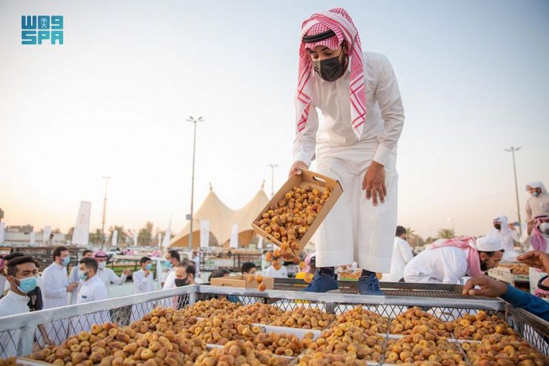 “مهرجان بريدة للتمور” يحفز الشباب على نقل التمور وشحنها لمناطق ال