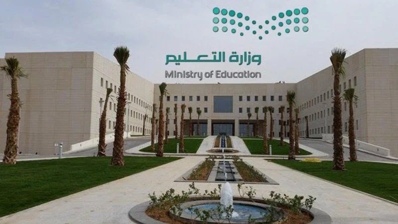 “موظفة خدمات”.. عملها يقتصر على رياض الأطفال بمدارس الطفولة