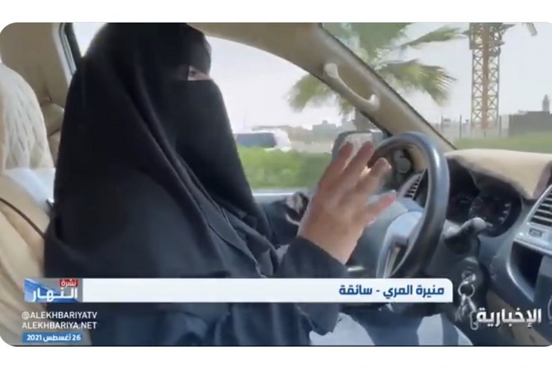 لأول مرة بالمملكة.. بالفيديو ‬سعوديات يقدن سيارات الأجرة النسائية