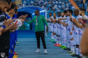 ممر شرفي للبطل طارق حامدي في مباراة الهلال والباطن