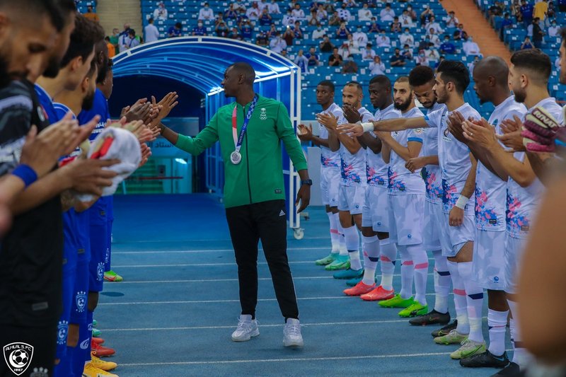 ممر شرفي للبطل طارق حامدي في مباراة الهلال والباطن