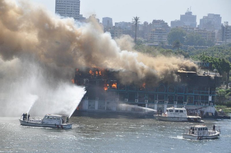 مصر.. اندلاع حريق هائل في مركب سياحي بالنيل أمام حي الزمالك