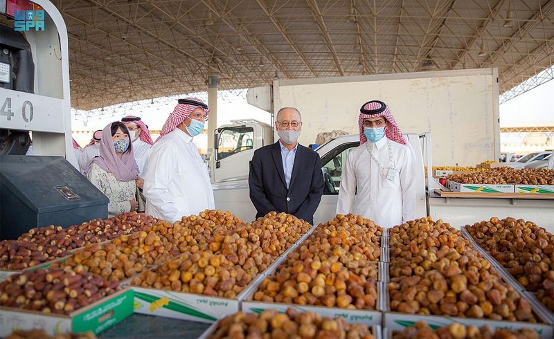 مهرجان بريدة للتمور يستقبل عددًا من السفراء لدى المملكة