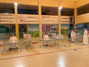 بالصور.. “سبق” توثّق آلية تسلم الكتب لطلاب مدرسة جابر بن حيان بنه