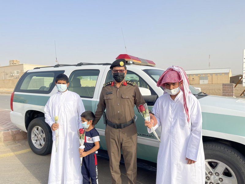 في أول يوم دراسي.. مرور الأفلاج يستقبل الطلاب بالورود