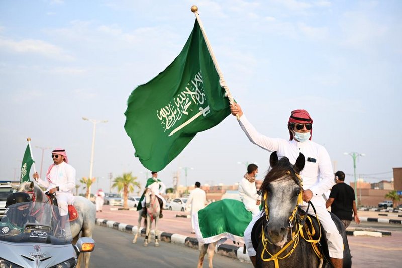 “الخيول العربية” تجوب شوارع “السهي” بصامطة احتفالاً باليوم الوطني