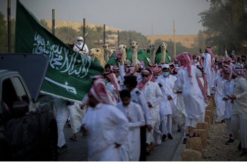 بالصور.. نادي الإبل يسهم في الاحتفاء بيوم الوطن بعروض الإبل في ال